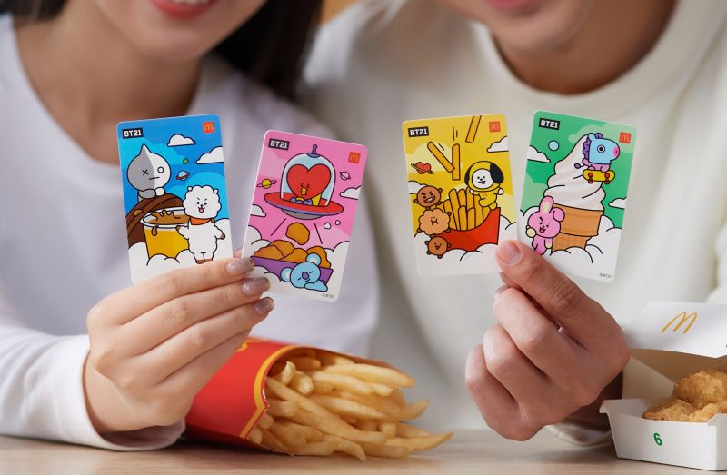 ▲台灣麥當勞攜手LINE FRIENDS全球著名卡通IP「BT21」,3/15開賣全新「BT21甜心卡」,共有紅黃綠藍4款設計。(圖/麥當勞提供)