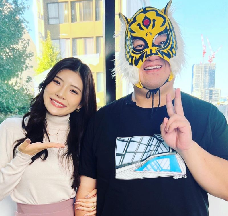 ▲三上悠亞引退，被稱為AV系的網紅、YouTuber中指通（右）忍不住哭了。（圖／翻攝自中指通臉書）
