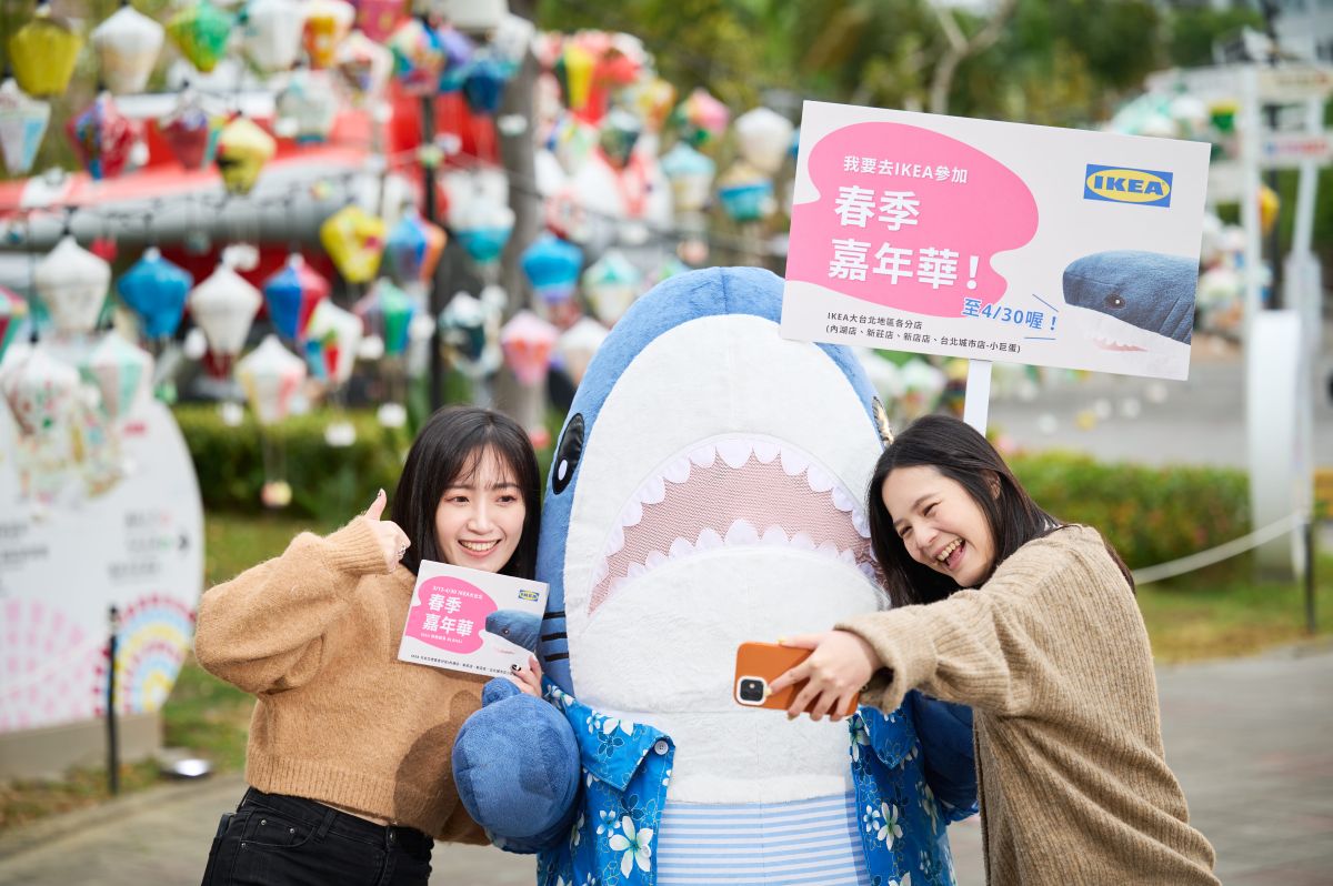 ▲IKEA春季嘉年華開跑，草莓霜淇淋變身「限定草莓鯊鯊杯」甜蜜回歸。（圖／IKEA提供）