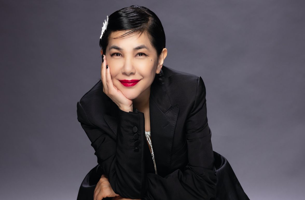 ▲張清芳暌違8年開唱，阿妹在祝福花籃上展現幽默感，笑說：「小巨蛋的地板怕我，小巨蛋的屋頂怕妳。」（圖／上引娛樂提供）