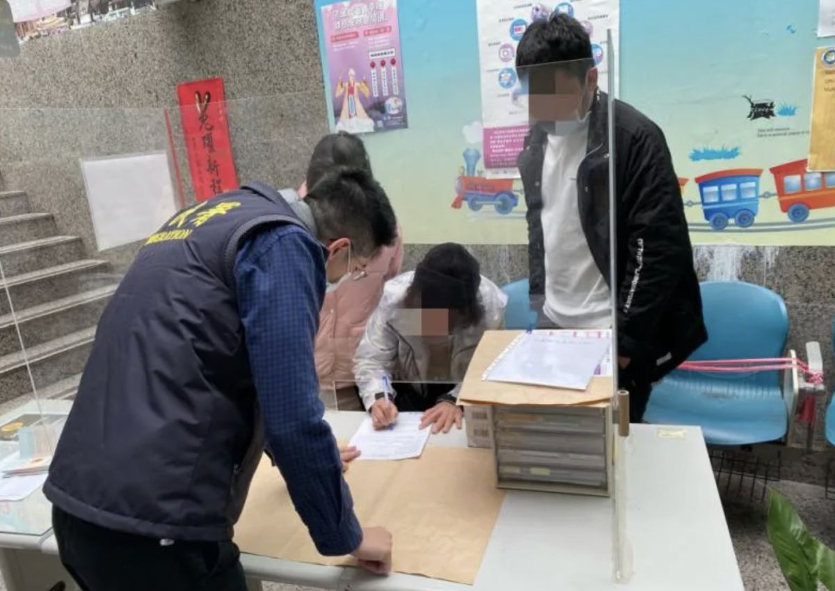 ▲1名越南籍老婦因探親逾期停留，由女兒阿英(化名)及外孫陪同至服務站辦理自行到案。（圖／移民署）