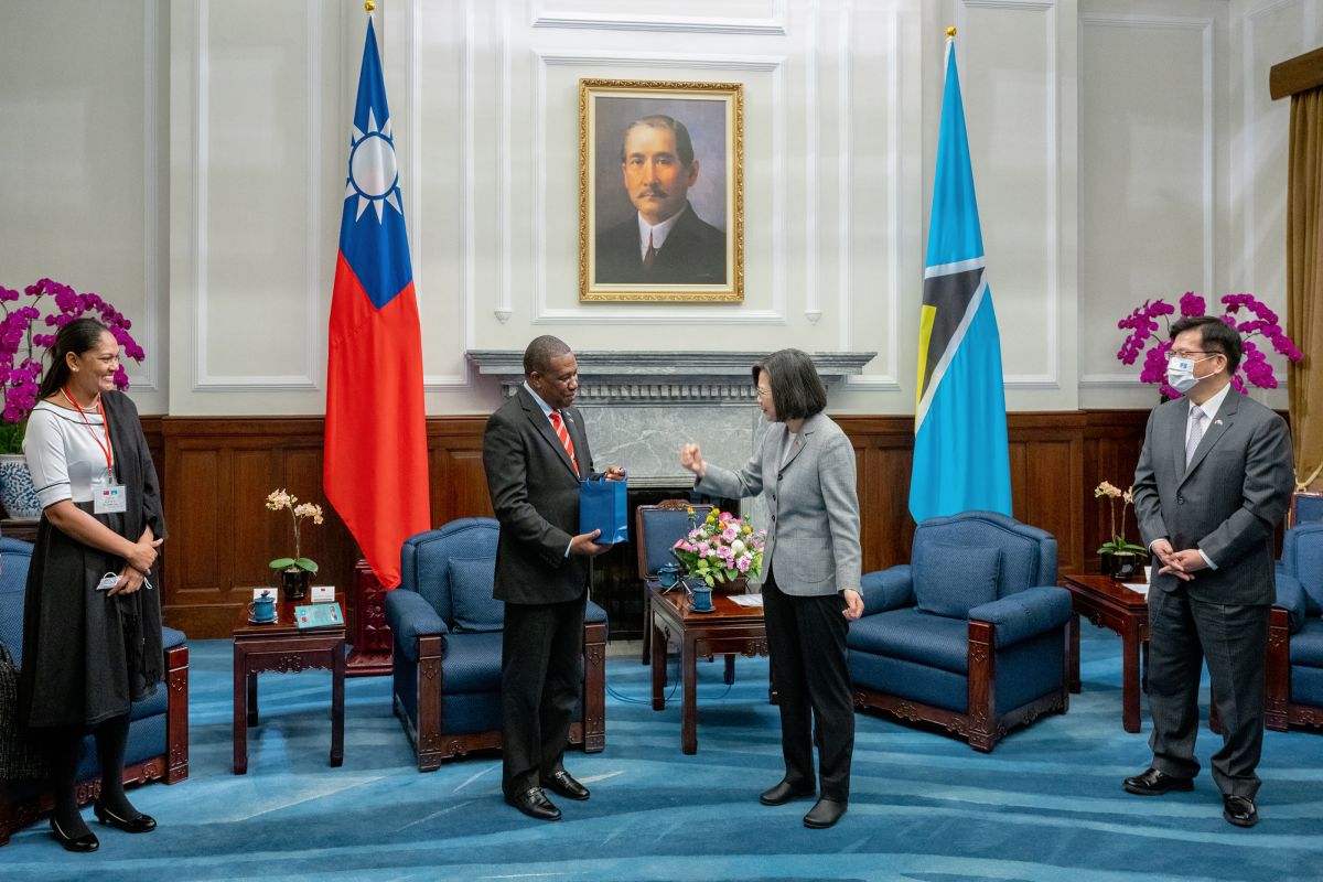 ▲蔡英文接見接見聖露西亞外交、國際貿易、民航暨僑務部長包提斯訪團。（圖／總統府提供）
