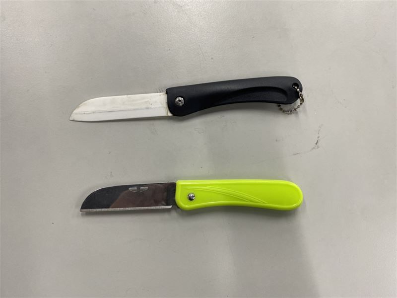 ▲警方在徐男身上搜出２把折疊刀。（圖／翻攝畫面）