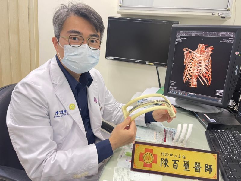 ▲胸腔外科醫師陳百璽表示， 3D列印輔助手術治療骨折可以減少併發症。（圖／醫院提供）
