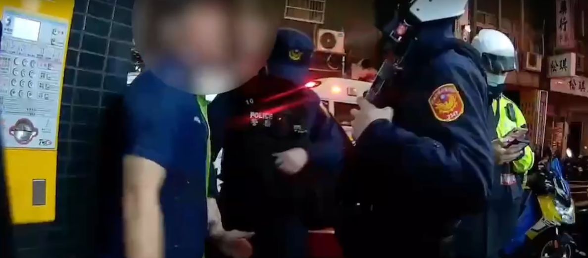 ▲萬華深夜爆口角衝突！昆明街某超商內，兩名員工長期有嫌隙，13日23點50分許，兩人因故爆發口角，下秒雙方扭打成一團，造成2人頭部撕裂傷、挫傷，員警到場後制止衝突，雙方互提傷害罪，警方依規定受理，將兩人移送偵辦。（圖／翻攝畫面）