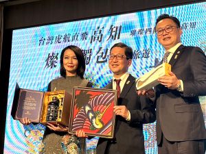 日本高知縣知事濵田省司(中)、台灣虎航董事長陳漢銘(右)與燦星旅遊總經理殳蓁蓁(左)簽署合作意向書,也互贈特色禮物。(圖/記者鍾怡婷攝) ▲日本高知縣知事濵田省司(中)、台灣虎航董事長陳漢銘(右)與燦星旅遊總經理殳蓁蓁(左)簽署合作意向書,也互贈特色禮物。(圖/記者鍾怡婷攝)