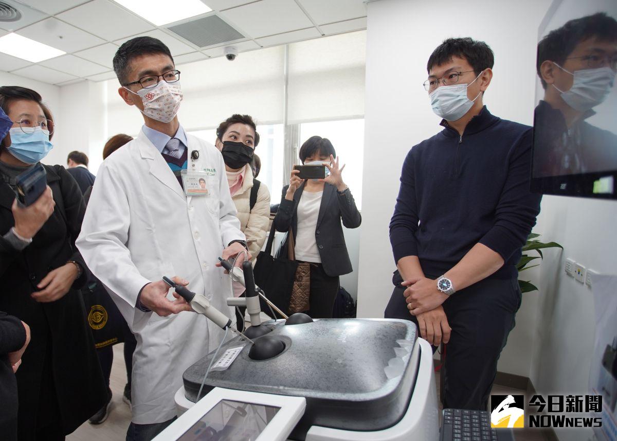 ▲外科醫師今後將可在長庚手術技能訓練暨研發中心持續精進專業。圖為基隆長庚一般外科陳義展醫師操作內視鏡手術模擬器。（圖／記者李春台攝，2023.03.14）