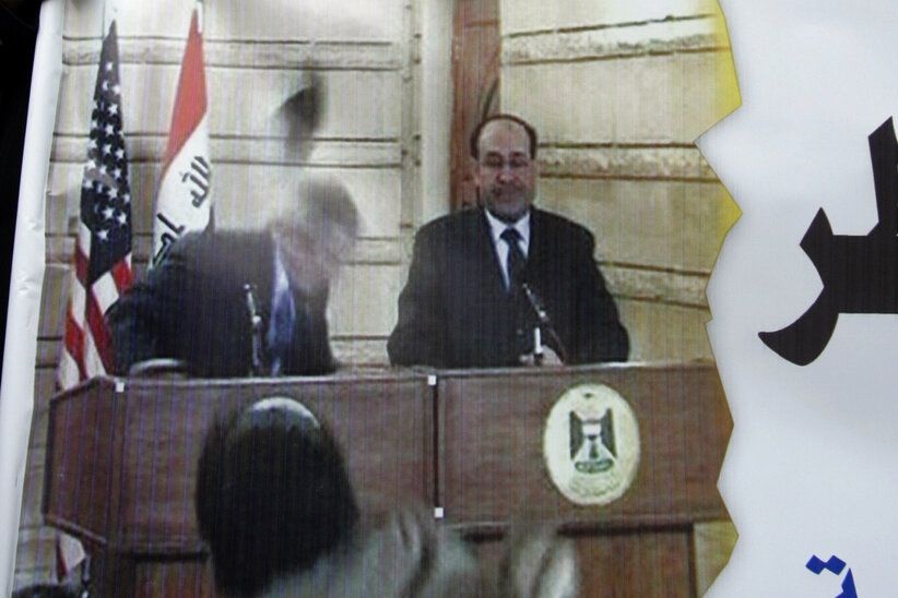 ▲伊拉克記者柴迪因不滿美國為首的聯軍2003年入侵伊拉克，2008年在一場記者會上朝美國前總統小布希丟鞋洩憤，而在全球聲名大噪。（圖／美聯社／達志影像）