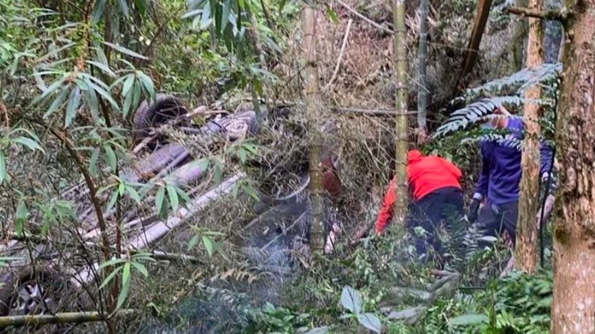 ▲彰化一對退休夫妻，駕車出遊卻翻車墜落山谷雙雙喪命。（圖／翻攝畫面）