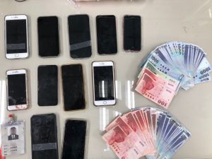 ▲警方當場查扣白色賓士車1輛、手機11枝、假工作證(投資公司)1張、贓款新臺幣4萬7,100元等證物。(圖/記者郭凱杰翻攝) ▲警方當場查扣白色賓士車1輛、手機11枝、假工作證(投資公司)1張、贓款新臺幣4萬7,100元等證物。(圖/記者郭凱杰翻攝)