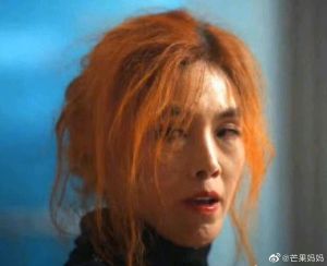 ▲朴智娥在《黑暗榮耀》染上一頭橘髮，行徑癲狂。（圖／翻攝自微博、Netflix YouTube）