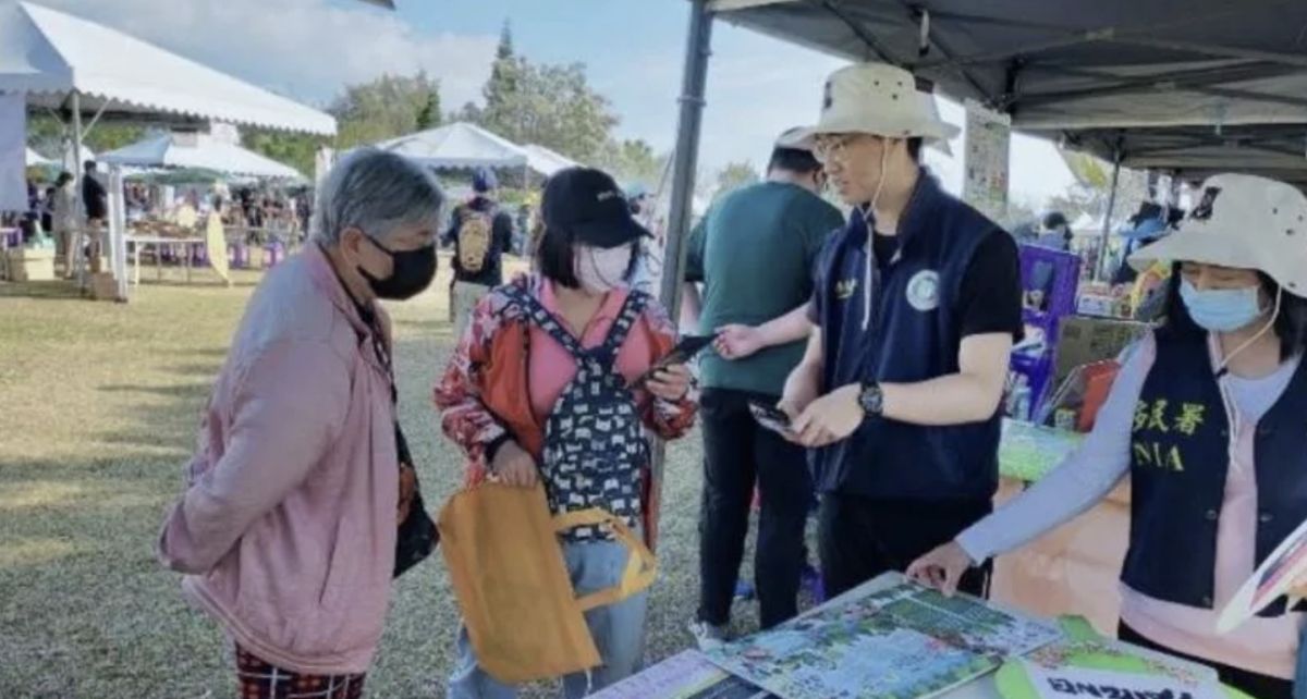 ▲台東縣專勤隊於植樹節活動現場，向民眾宣導擴大自行到案專案及防範山老鼠。（圖／移民署）