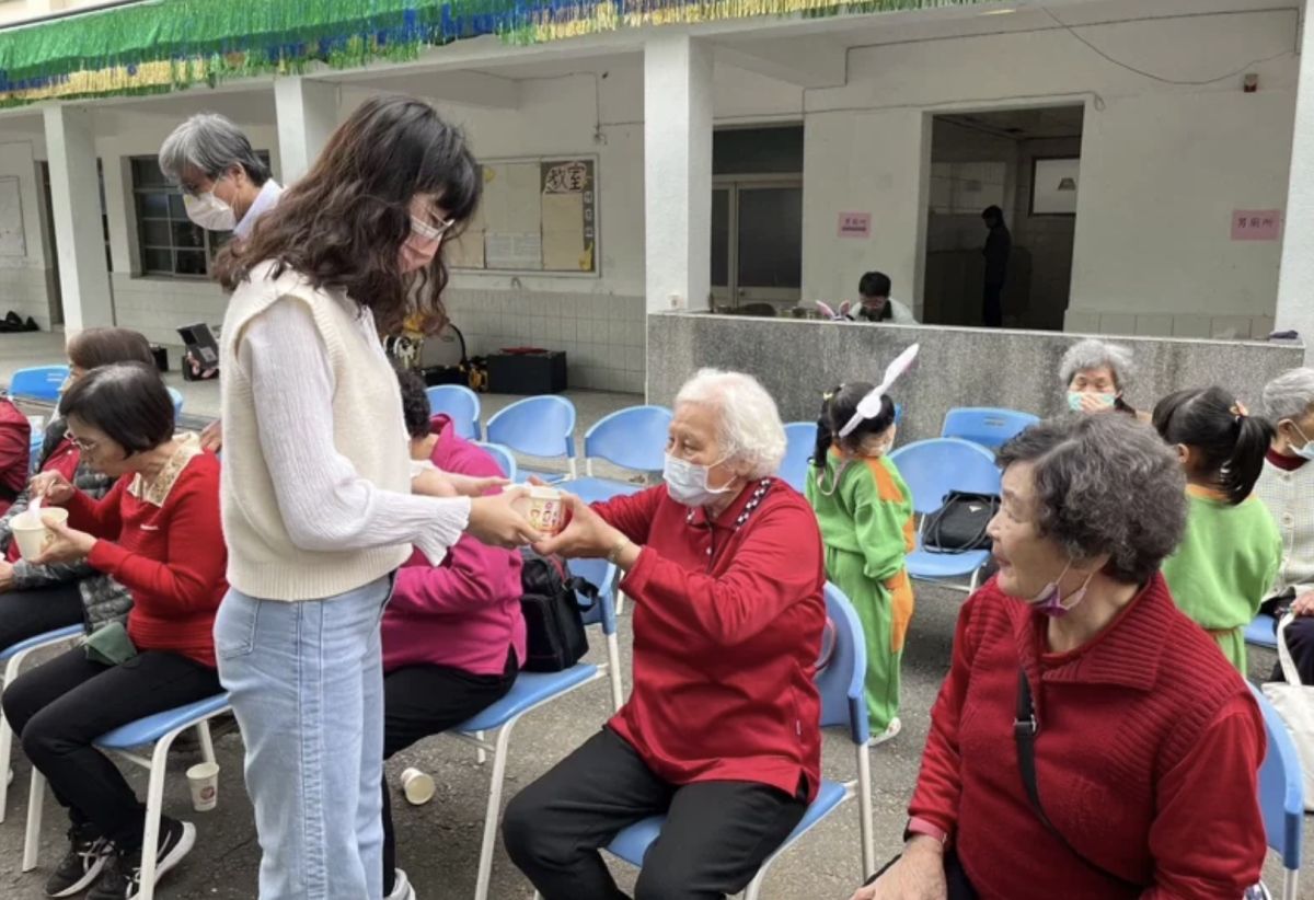 ▲就讀台大的新住民二代蕭依蘋親自準備愛心雞湯，送到社區長輩手中。（圖／移民署嘉縣服務站）