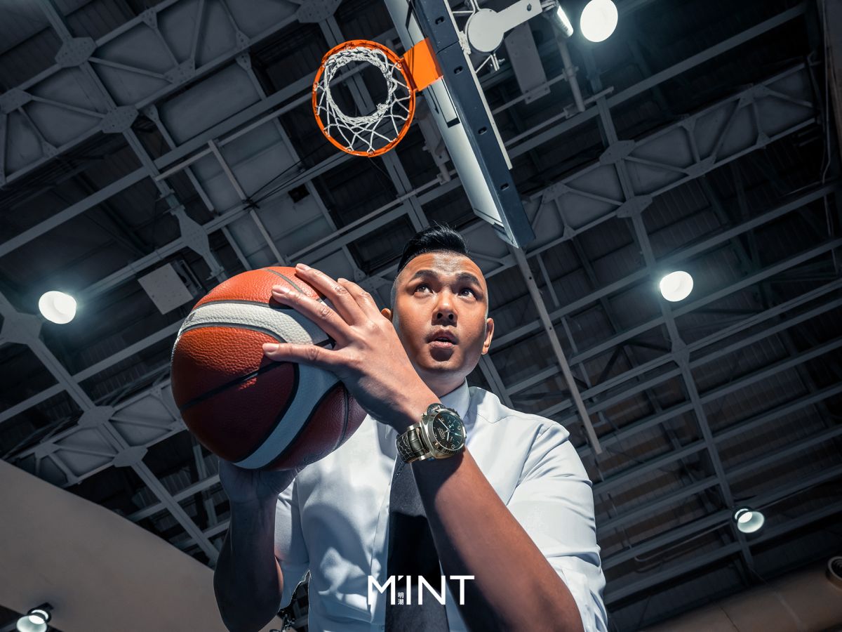 ▲陳建州籃球場上堅持穿西裝，內側藏高以翔親手繡製LOGO。（圖／M'INT明潮提供）