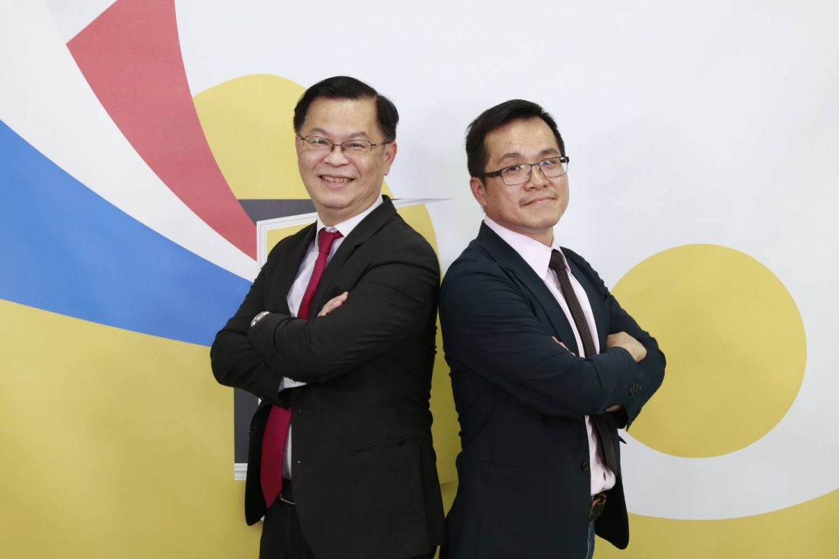 ▲黃世聰（左）與逢甲大學土地管理系教授陳建元，今日在節目對談時，提出支持自辦重劃建議，方能提供更多土地量能，降低房價壓力。（圖／聰明理財大小世界節目提供）