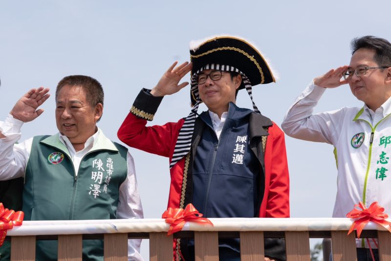 ▲高雄市長陳其邁今天化身船長出席「茄萣特色遊戲場」啟用儀式。（圖／高市府提供）