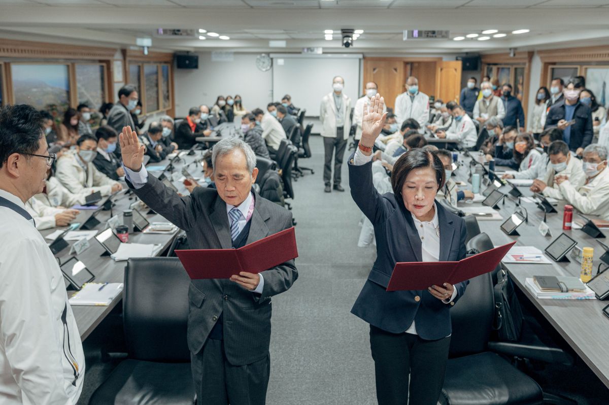▲張善政主持新任長呂淑真及沈志藏聯合宣誓典禮，期許兩名新任首長讓果菜市場及桃園捷運的營運發展更上一層樓。（圖／桃園市政府提供）