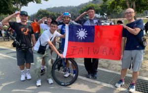 地主選手盧紹軒親友團熱情應援。記者廖聿偉攝 ▲地主選手盧紹軒親友團熱情應援,還大聲呼喊「南投國王」。記者廖聿偉攝