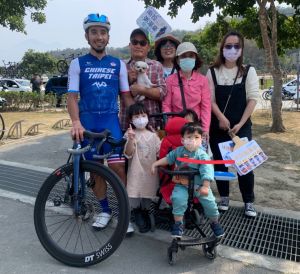 地主選手盧紹軒親友團熱情應援。記者廖聿偉攝 ▲地主選手盧紹軒親友團熱情應援,與家人合影。記者廖聿偉攝