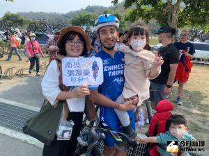 地主選手盧紹軒親友團熱情應援。記者廖聿偉攝 ▲地主選手盧紹軒親友團熱情應援。記者廖聿偉攝