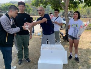 ▲地主選手盧紹軒親友團熱情應援，還發放豆花給車友。記者廖聿偉攝