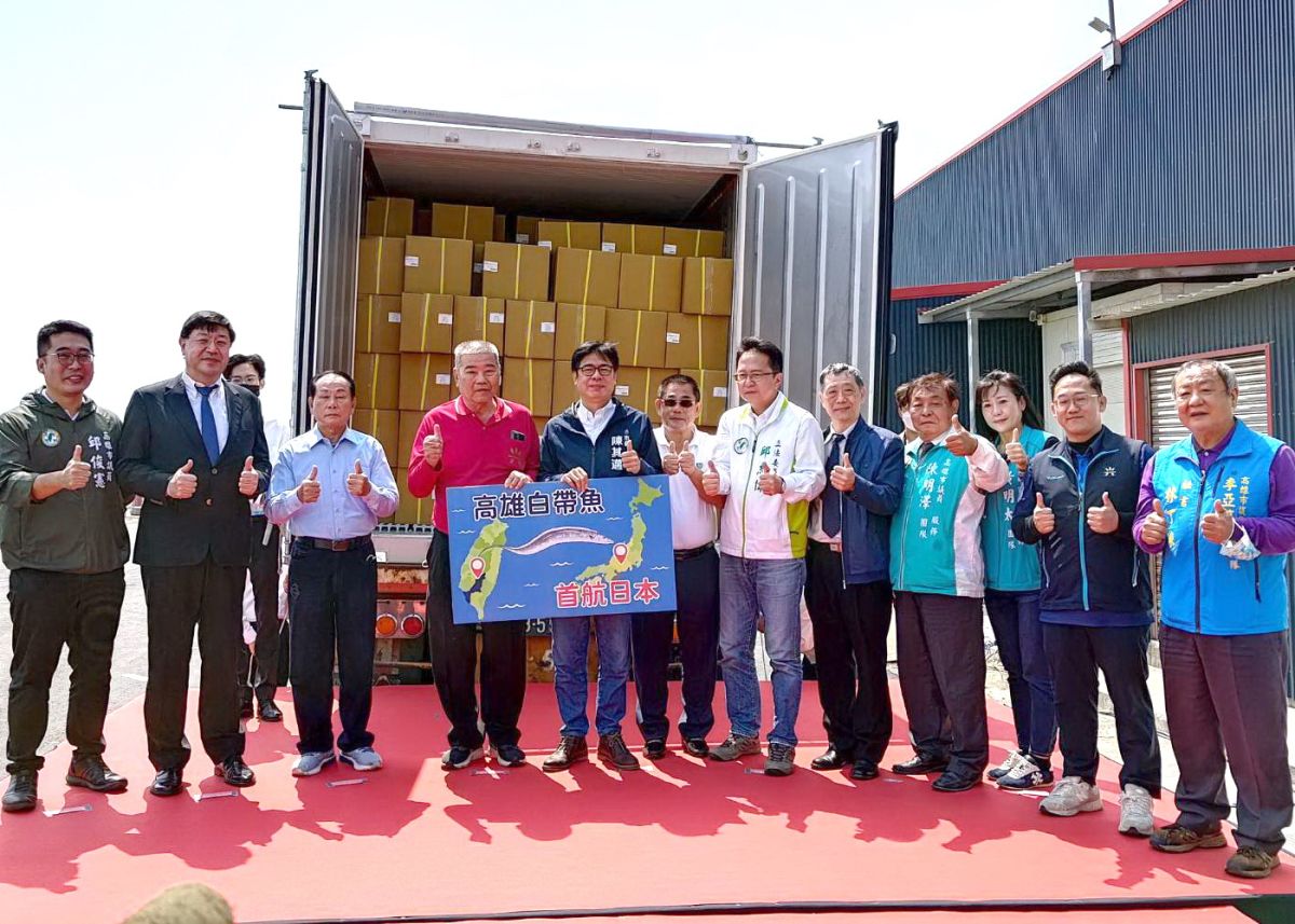 ▲高雄市長陳其邁見證興達港區漁會出口日本7公噸的白帶魚封櫃。(圖／記者黃守作攝，2023.03.15)