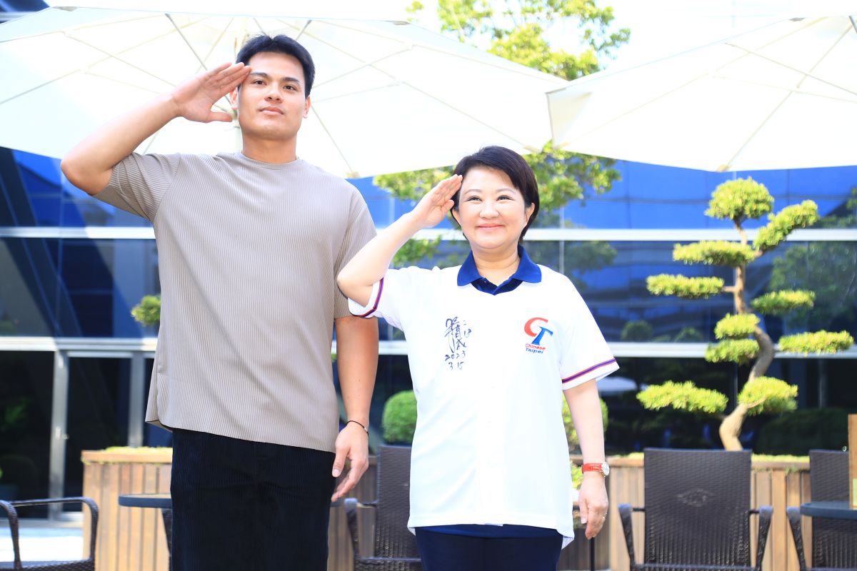 ▲張育成和盧秀燕一起「敬禮」留下經典畫面。（圖／台中市政府提供，2023.03.15）