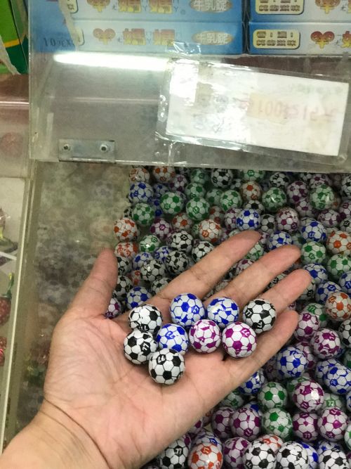 ▲足球巧克力至今仍相當受到學生的歡迎。（圖／周老闆提供）