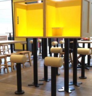 ▲日本各地的麥當勞分店，都陸續看到看到這種T型座椅設置。（圖／推特＠@cbzilow）