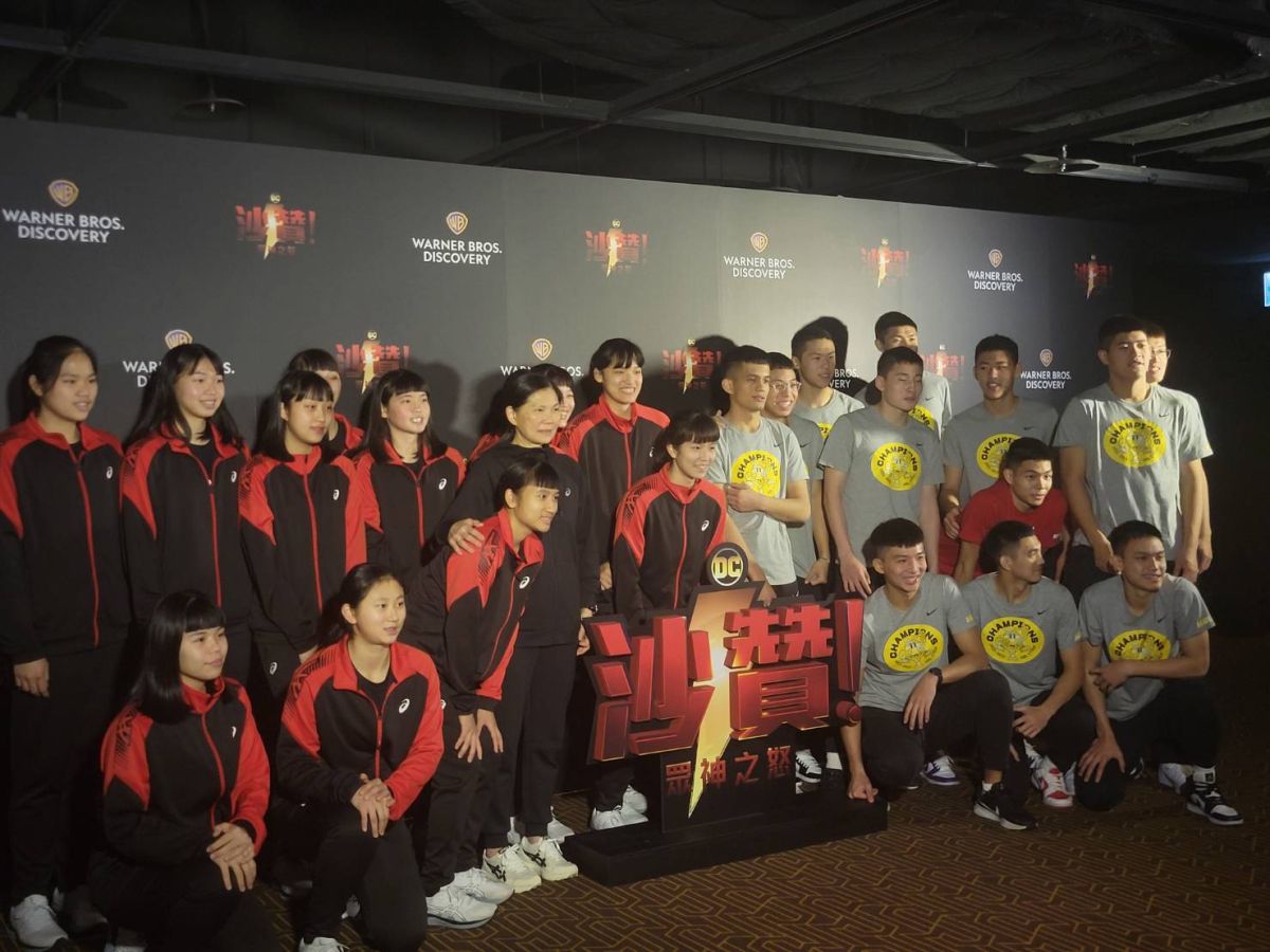 ▲上周日剛獲得今年HBL男子組冠軍二連霸的光復高中與女子組冠軍四連霸的淡水商工，兩隊教練與球員以冠軍隊之姿受邀至松仁威秀影城。（圖／黃建霖攝）