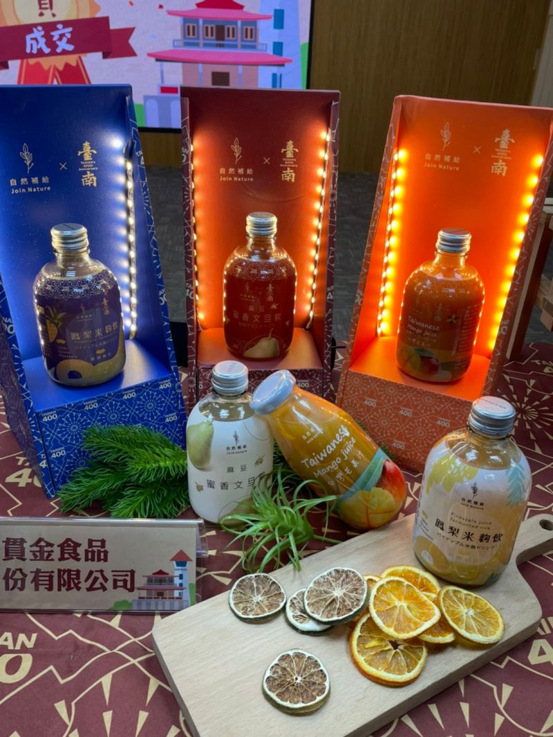▲臺南市政府將「台南400」作為IP，無償授權給各大廠商使用。圖為貫金食品的果汁以「台南400」的形象設計嶄新包裝。（圖／記者林怡孜攝，2023,03,15）