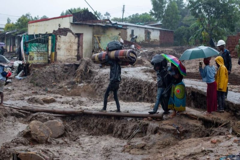 ▲熱帶氣旋弗萊迪近日重返非洲東南部帶來嚴重災害，馬拉威民眾扛著家當走過被洪水侵襲的地區。（圖／取自twitter.com/MalawiUNICEF）