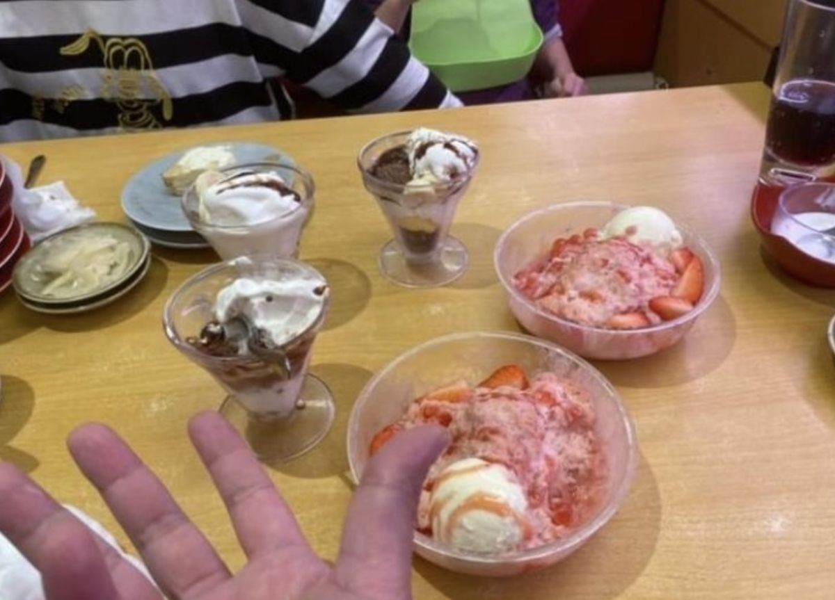 ▲一位爸爸帶全家人吃完壽司郎準備要結帳時，最後突然來了五樣甜點！（圖/爆廢公社二館）