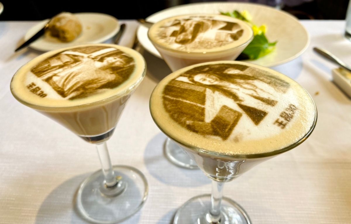 ▲王品牛排30週年，款待1993年出生的壽星，消費指定套餐免費升級主餐。慶祝生日或結婚週年還有最新隱藏服務，現場拍攝大頭貼烙印於特調飲品端上桌。（圖／記者蕭涵云攝）