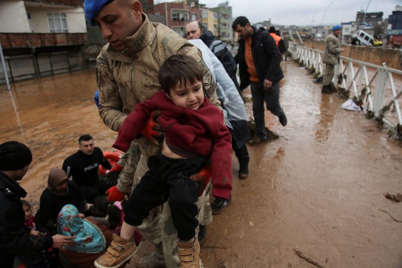 ▲土耳其東南部2月才遭強震重創，現在又受暴雨引發的洪水襲擊，當地街道成滾滾河流。（圖／美聯社／達志影像）