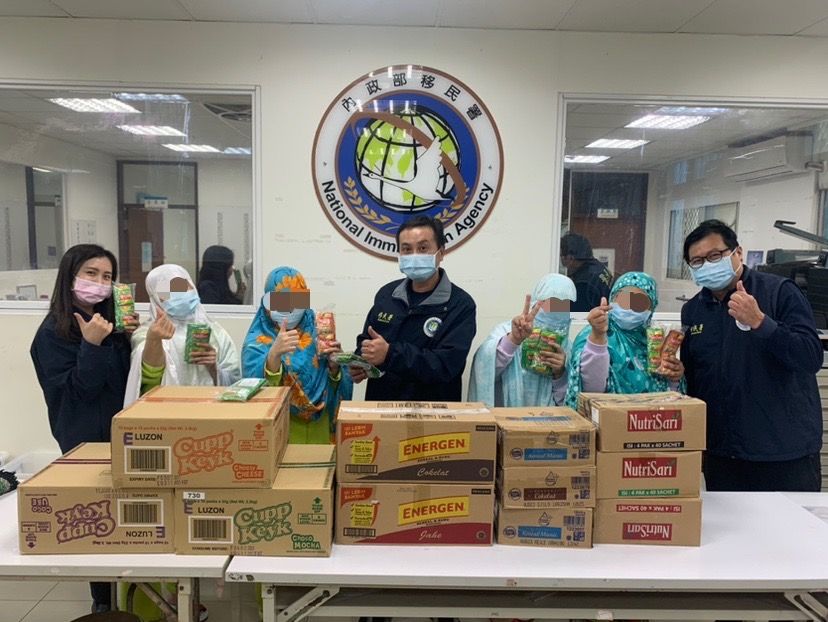 ▲宜蘭收容所職員與受收容人喜迎齋戒月。（圖／移民署）