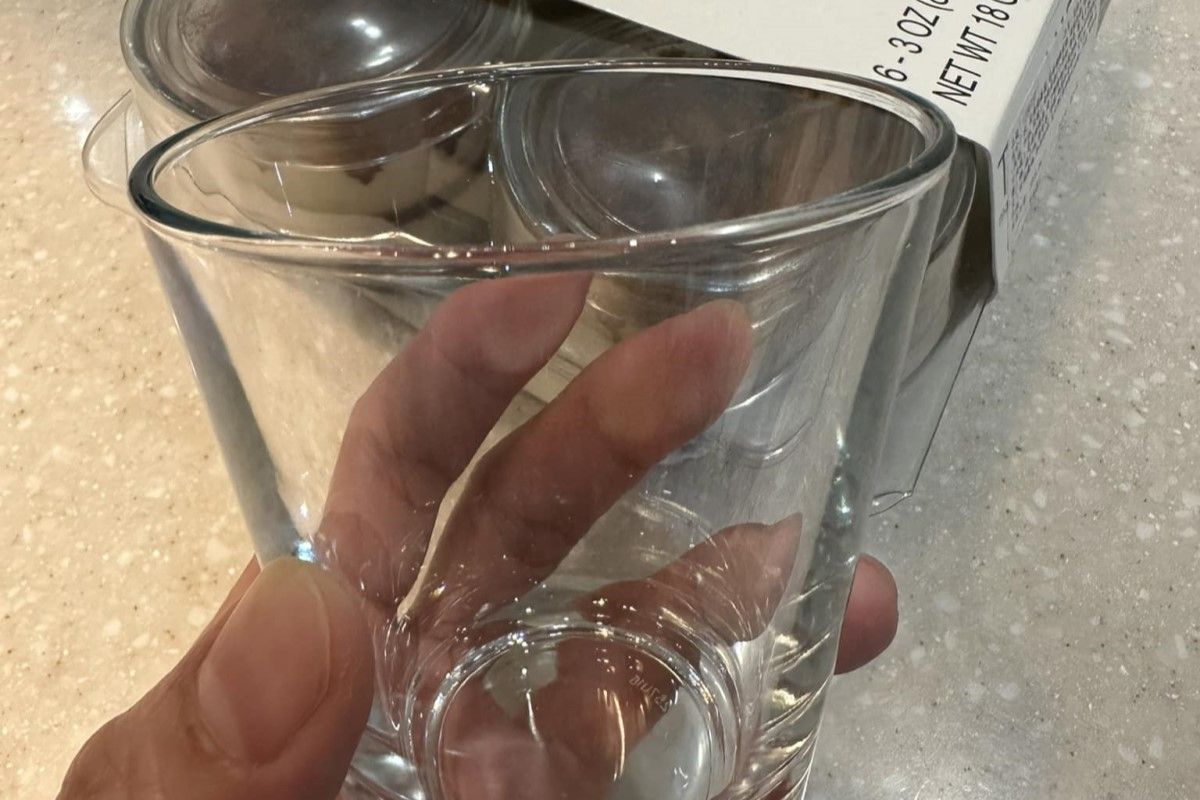 ▲好市多買甜點送杯子，原PO認為這款提拉米蘇所附的玻璃杯品質很好。（圖／臉書社團《Costco好市多 商品經驗老實說》） 