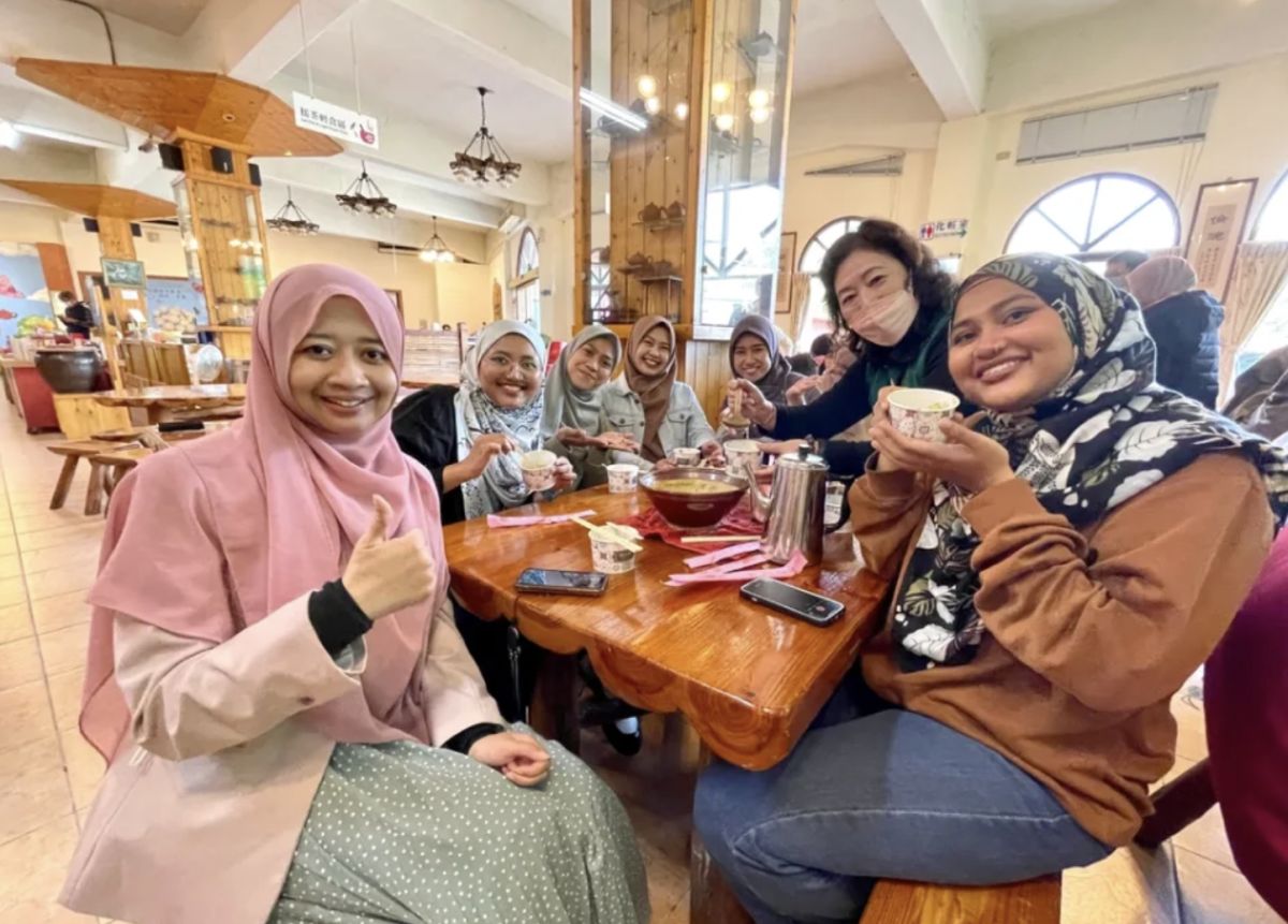 ▲在台穆斯林學生及KOL踩線團到新竹北埔體驗擂茶。（圖／參山處提供）