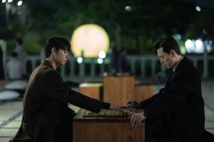 ▲鄭星一跟李到晛劇中也有下圍棋對手戲。(圖/Netflix) ▲鄭星一跟李到晛劇中也有下圍棋對手戲。(圖/Netflix)