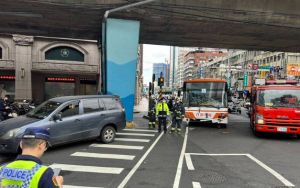 三重公車追撞汽車！擋風玻璃碎成蜘蛛網狀　3人受傷送醫
