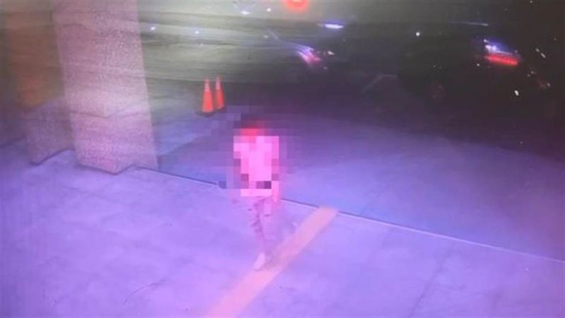▲張男持刀捅完黃姓少年後，跑進警局求救。（圖／翻攝畫面）