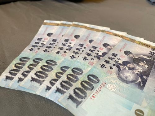 ▲千元鈔票(圖/記者張嘉哲攝) ▲黃任中兒子黃若谷欠的19.32億元遺產稅,因超過追稅期一筆勾銷。(示意圖/記者張嘉哲攝)