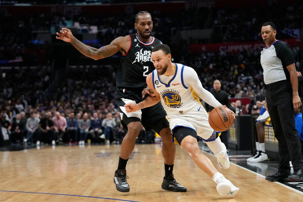 ▲勇士後衛Stephen Curry和快艇前鋒Kawhi Leonard也在比賽中對位。（圖／美聯社／達志影像）
