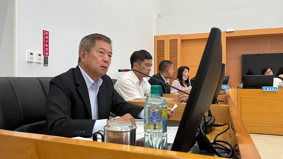 ▲議員鄭功進表示，購物節預算不要東藏西藏，要求市府應該詳細說明預算編列原因。(圖／柳榮俊攝2023.3.16)