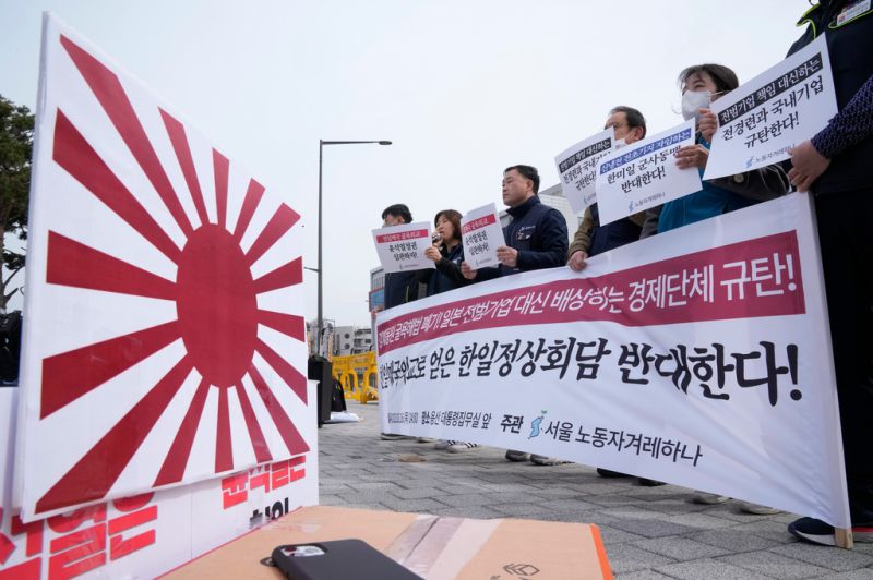 ▲首爾街頭聚集許多抗議民眾,不滿尹錫悅出訪日本。(圖/美聯社/達志影像)