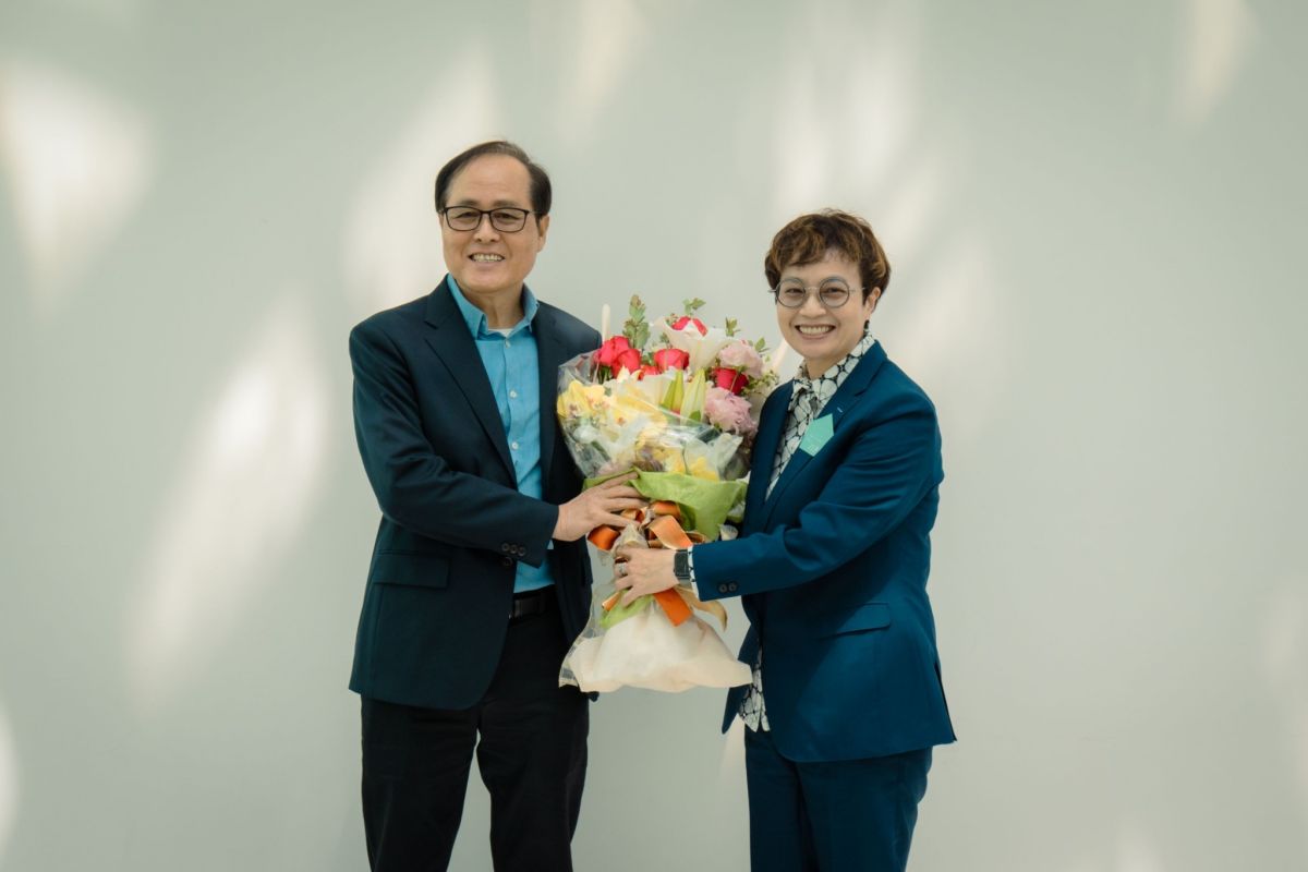 ▲台南副市長趙卿惠(右)獻花予南美館卸任董事長蘇憲法，對於2年的辛勤付出表達感謝（圖／南美館提供）