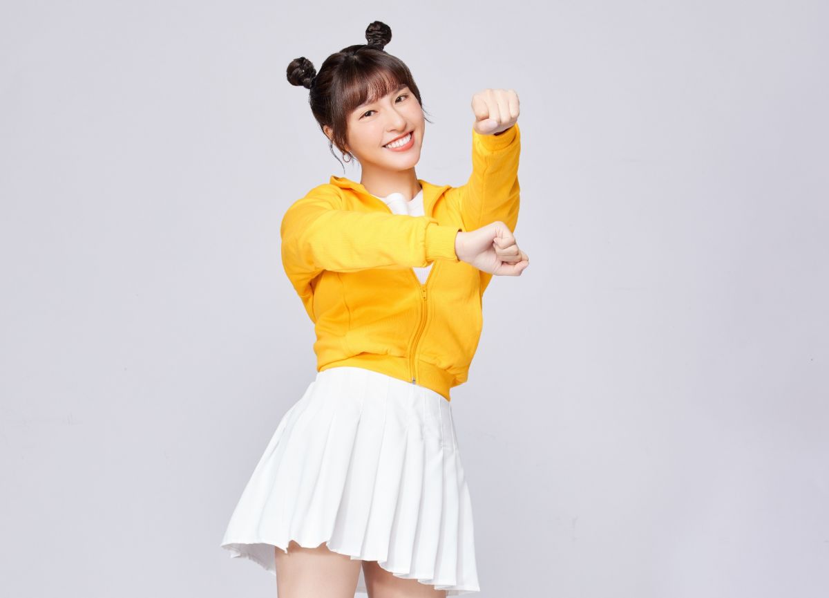 ▲炸裂舞紅到國外，峮峮謙虛喊話粉絲。（圖／《魔靈召喚：克羅尼柯戰記》提供）