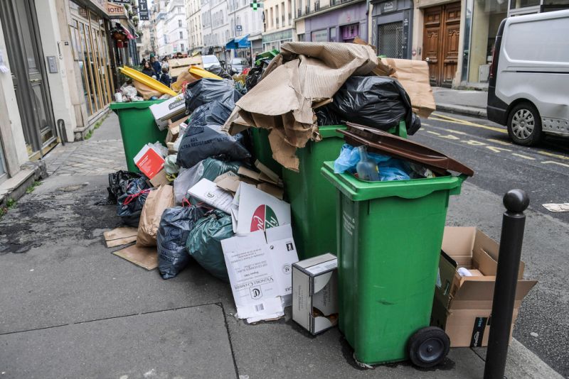 ▲巴黎清潔隊罷工第9天，7000噸垃圾在街頭。影響衛生與市容的罷工讓左派巴黎市長伊達戈備感壓力。（圖／美聯社／達志影像）