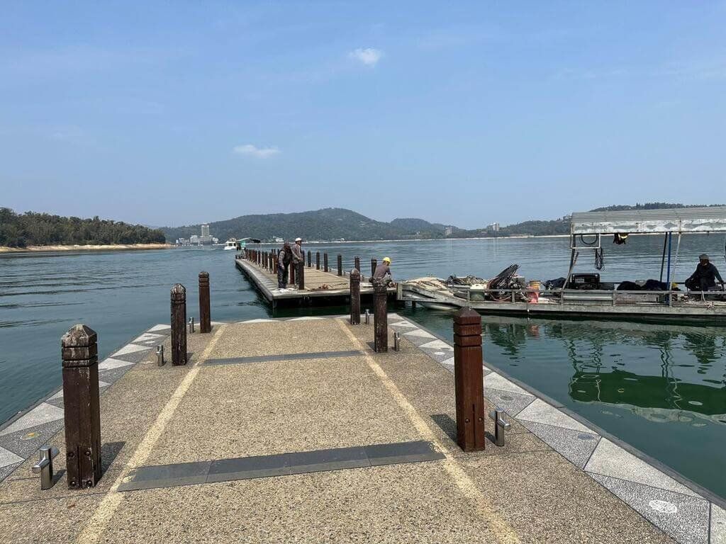 ▲日月潭水位持續下降，日月潭國家風景區管理處8日啟動第1階段碼頭浮排拖離措施，16日第2階段措施包含拖離朝霧碼頭右側引橋、2號浮排、伊達邵碼頭1號及2號浮排，維護遊客安全。（日管處提供）中央社記者蕭博陽南投縣傳真 112年3月16日
