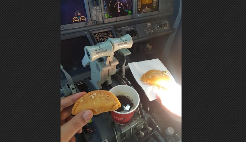 ▲印度兩位機師違規在駕駛艙內喝咖啡吃甜點，遭飛安專家怒批非常危險，兩位機師在照片曝光後，已經遭到航空公司停飛，等待接受調查。（圖／翻攝自@Mohan_Rngnathan的推特）